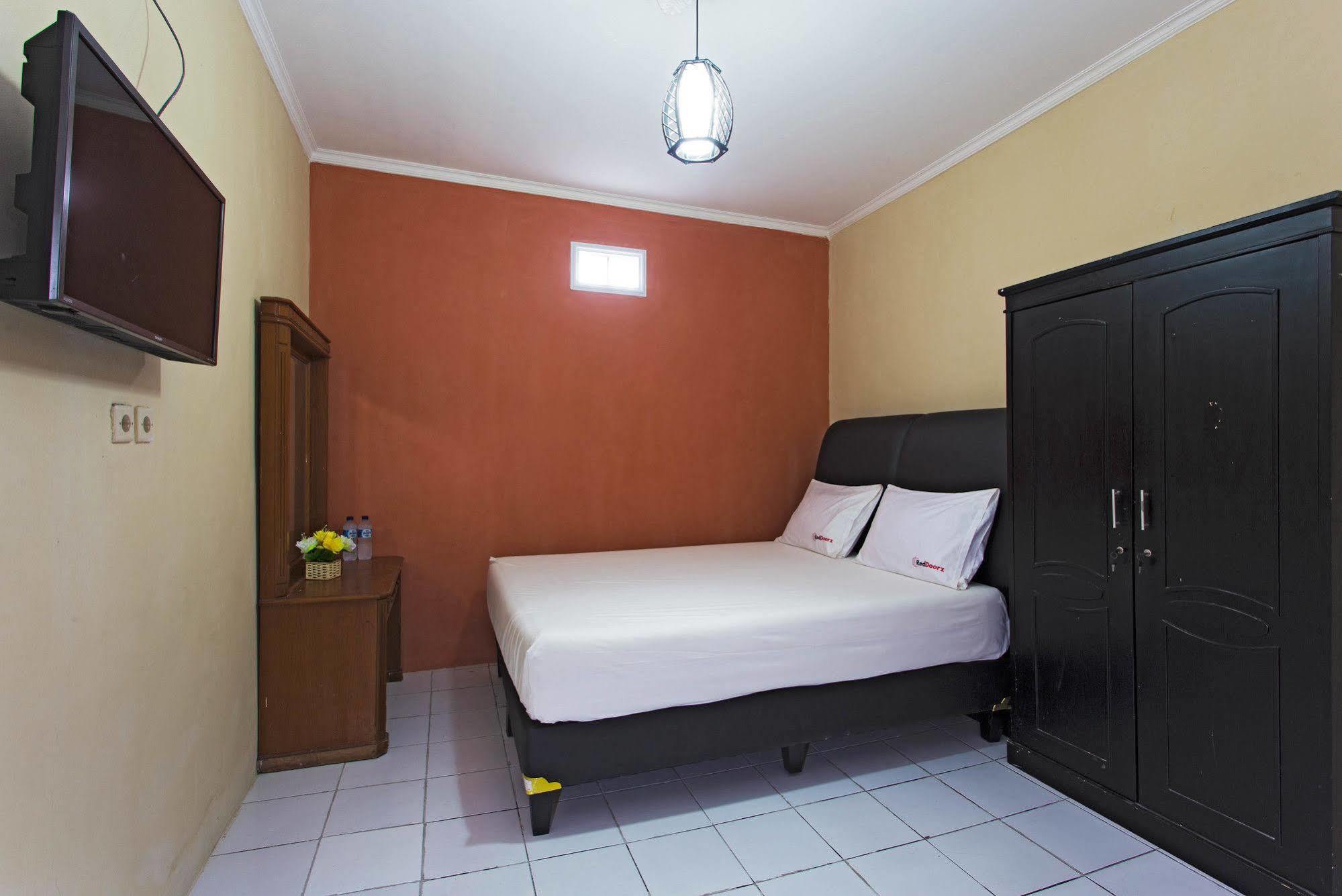 Reddoorz @ Pesanggrahan Mencil Luaran gambar